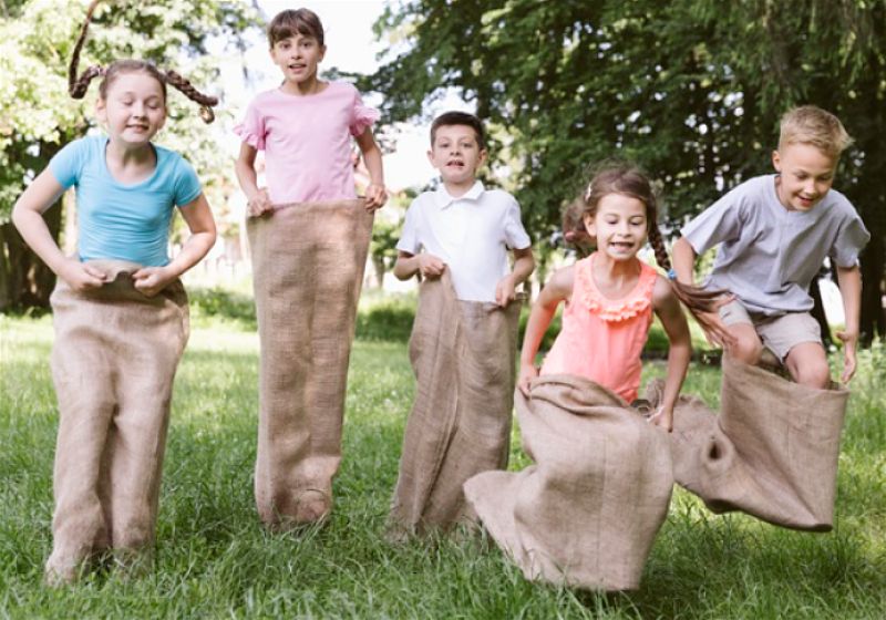 Crianças apostando corrida de saco