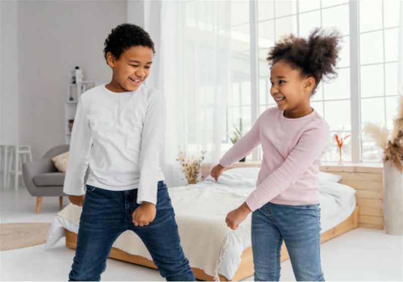 Crianças em quarto dançando