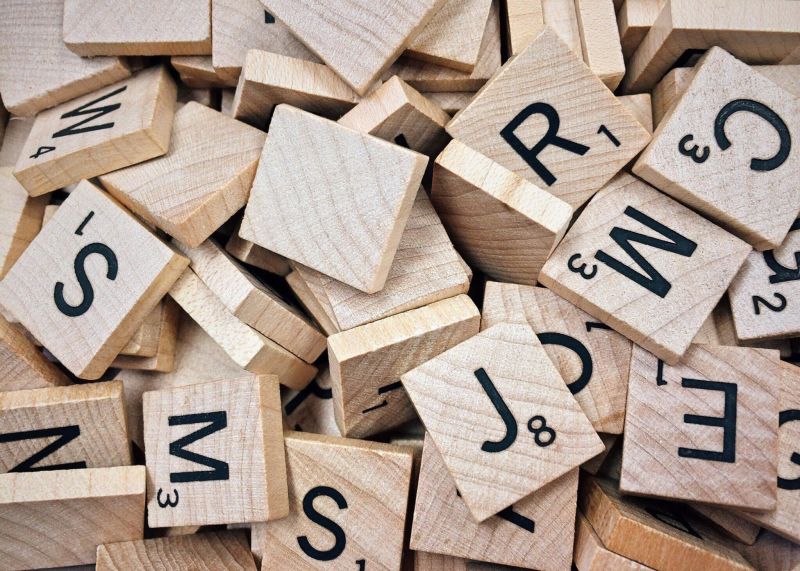 peças de madeira com letras do alfabeto